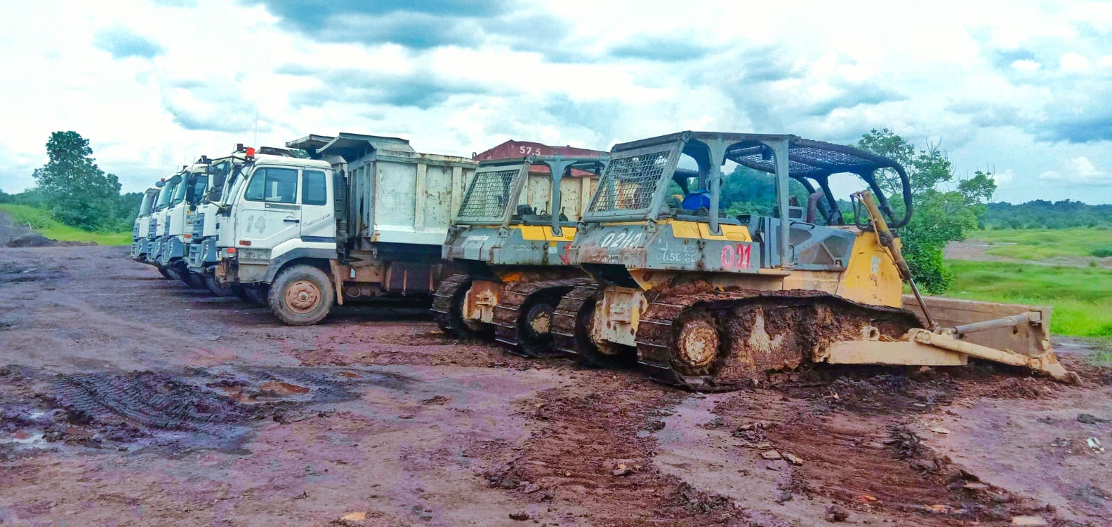 Truk Jungkit dan Buldoser